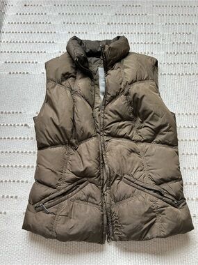Women’s Puffer Vest in Olive Brown